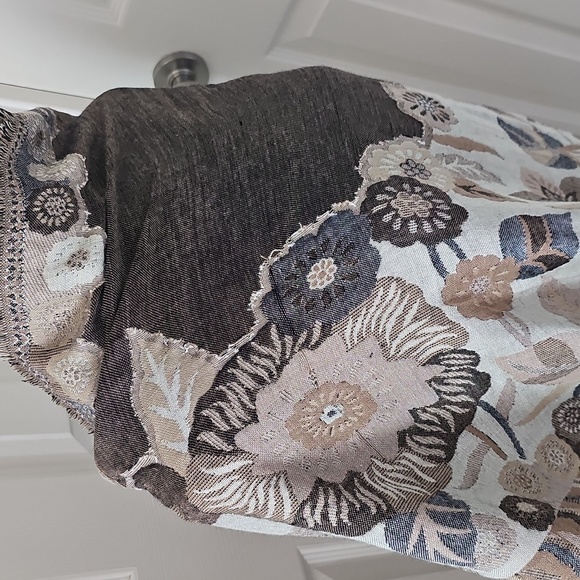 NWT Vince Camuto Beige Floral Scarf with Fringe - Picture 3 of 16